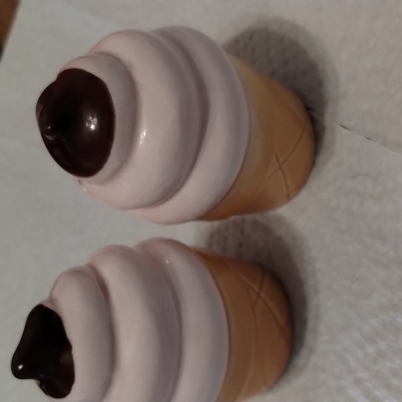 Ceramic icecream salt pepper shakers - Picture 2 of 5